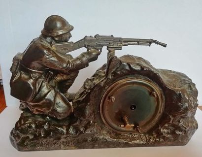 null HOTCHKISS. Soldat au fusil Hotchkiss à Verdun. Statuette en régule, pendule....
