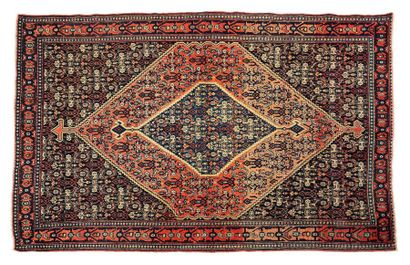null SENNEH (Persia), late 19th century

Decorated with an important double medallion...