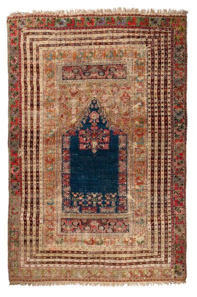 null Lot de 4 tapis :

- GHIORDÈS (Asie Mineure), fin du 19e siècle

Un mihrab fléché...