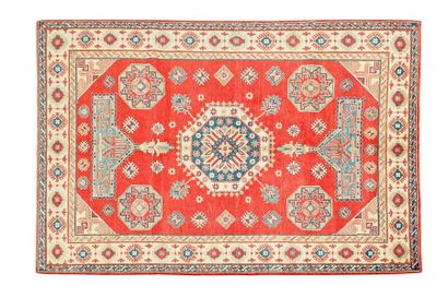 null Grand Kazak ( Caucase du sud). Vers 1990 Dimensions. 274 x 184 cm Caractéristiques...