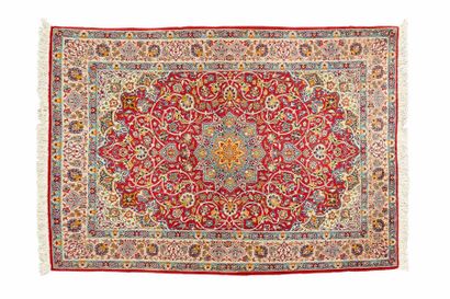 null Fine Isfahan ( Iran ) wool and silk. Around 1975

Dimensions. 162 x 105 cm

Technical...