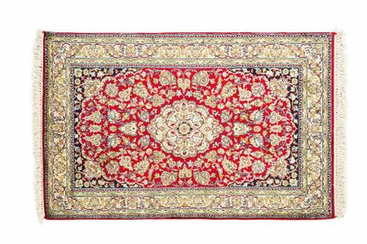 null Fine silk kashmir (India) circa 1985. Dimensions: 128 x 081 cm. Technical characteristics:...