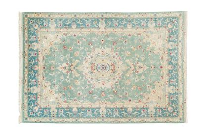 null Important and fine TABRIZ (North West of Iran) wool and silk. Around 1985. Dimensions:...