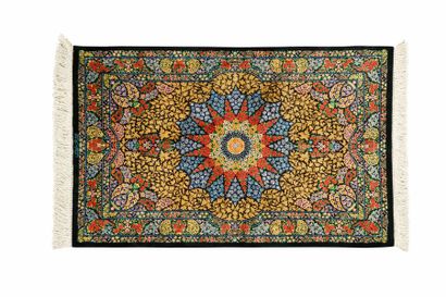 null Very original and fine silk ghum signed (Iran). Around 1980 Dimensions. 123...