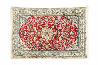 null Fin Dwarf. Iran. Wool and silk; circa 1985.Dimensions. 164 x 116 cm

Technical...