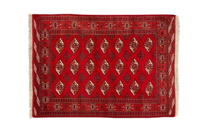 null Tekke. Boukhara ( turkmèn). Milieu XX Dimensions. 170 x 120 cm

Caractéristiques...