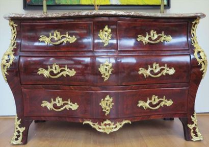 null Veneer chest of drawers opening on 3 rows. Rich ornamentation of bronze rocaille....