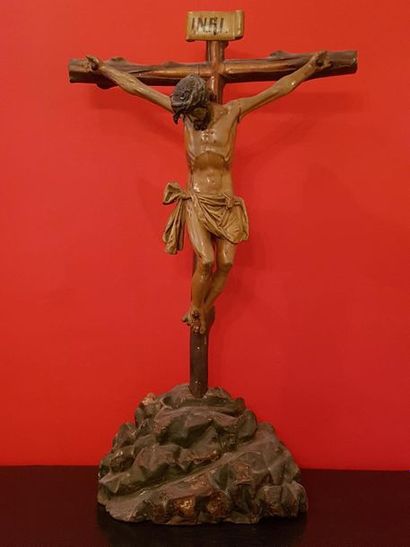 null Grand crucifix, Christ en bois sculpté polychrome. Haut. 82 cm, XVIII°. Petits...