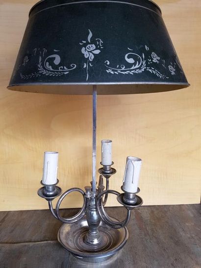 null Lampe Bouillotte en bronze argenté au cors de chasse, Haut. 55 cm. Style Directoire,...