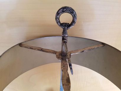 null Lampe Bouillotte en bronze argenté au cors de chasse, Haut. 55 cm. Style Directoire,...
