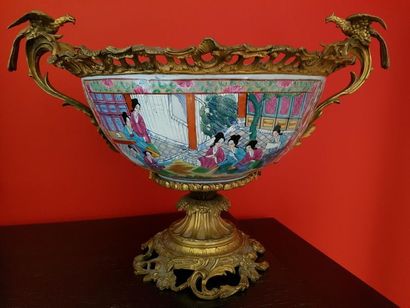 null Porcelain cup Canton XIXth. Chased and gilded bronze frame. Height 31 cm 