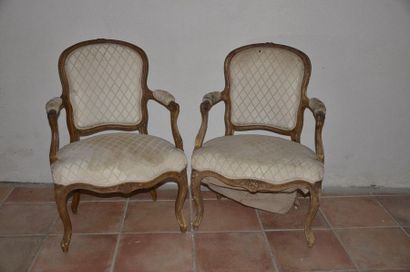 null Paire de fauteuils cabriolets en hêtre sculpté. Ep. Louis XV