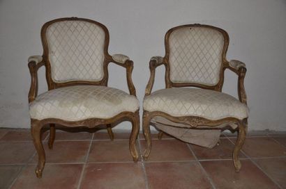 null Paire de fauteuils cabriolets en hêtre sculpté. Ep. Louis XV