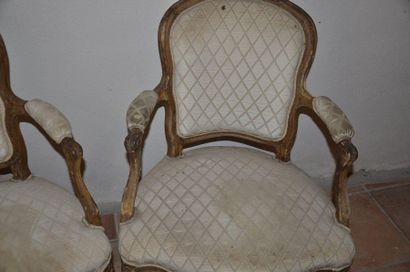 null Paire de fauteuils cabriolets en hêtre sculpté. Ep. Louis XV