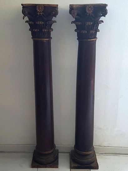 null Paire de colonnes en bois XVIIIe surmontées d'un chapiteau corinthien en bois...