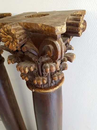 null Paire de colonnes en bois XVIIIe surmontées d'un chapiteau corinthien en bois...