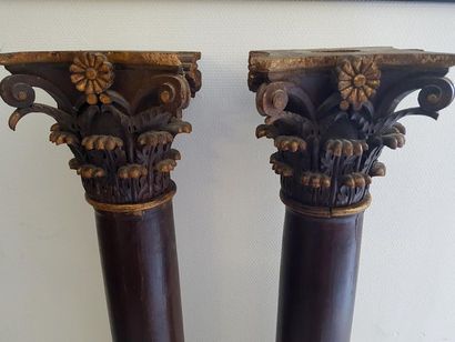 null Pair of 18th century wooden columns topped by a carved wooden Corinthian capital....