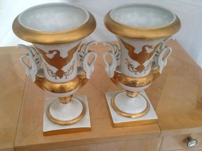 null Paire de vases de balustre en porcelaine blanche et or. Haut. 28 cm. Style ...
