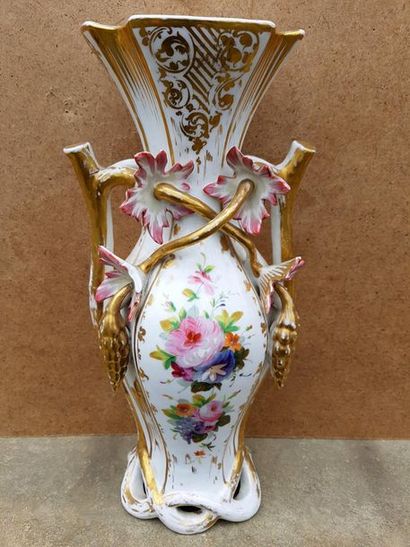 null Vase en porcelaine polychrome. PARIS. XIX° Haut. 28 cm