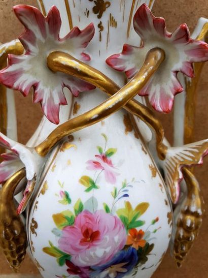 null Polychrome porcelain vase. PARIS. XIX° Height. 28 cm