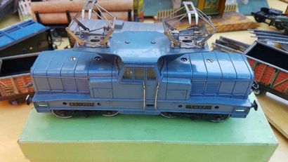 null Important set of electric trains, so-called salt box locomotive with box. Approximately...