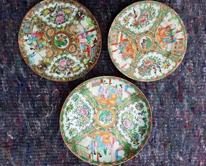 null Set of 2 plates and 1 platter in polychrome Canton Porcelain and gold. Dish...