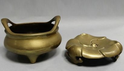 null Pair of tripod perfume burners with their bronze bases with yellow patina and...