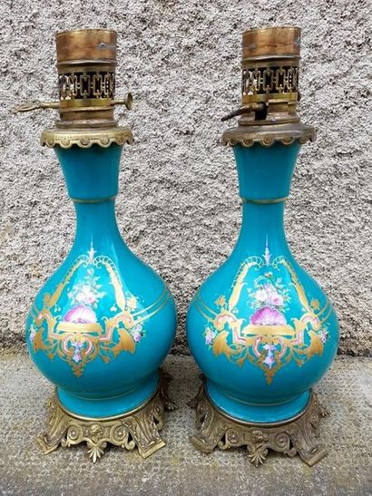 null Paire de lampes à pétrole en porcelaine bleu et or et piétement en bronze. Haut....