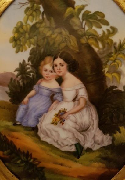 null Peinture sur porcelaine XIXe siècle. Portrait de deux fillettes. Cadre doré...
