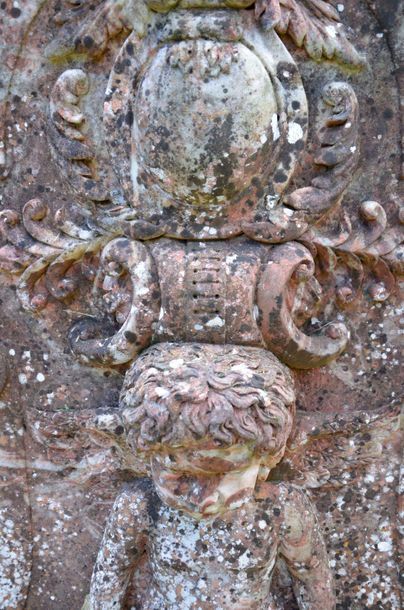 null Fontaine en marbre rouge royal à sujet d'amour et vasque à bord crénelé style...