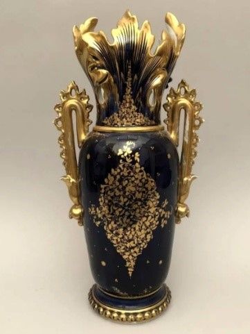 null Important vase en porcelaine de Bayeux XIXe siècle à décor de fleurs dans un...