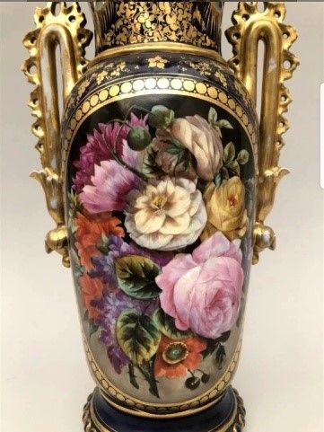 null Important vase en porcelaine de Bayeux XIXe siècle à décor de fleurs dans un...