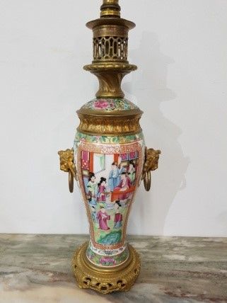 null Lampe à pétrole en porcelaine de Canton XIXe siècle à décor de personnages et...