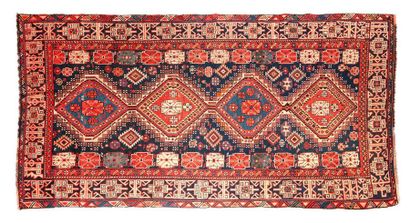 null 
Tapis CHIRVAN (Caucase), fin du 19e siècle, début 20e




Dimensions : 240...