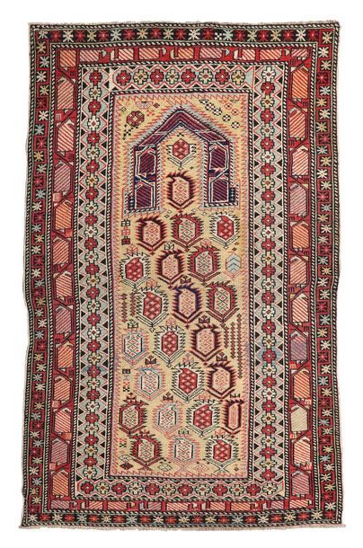 null Rare tapis MARASALI (Caucase), fin du 19e siècle

Dimensions : 145 x 100cm.

Caractéristiques...