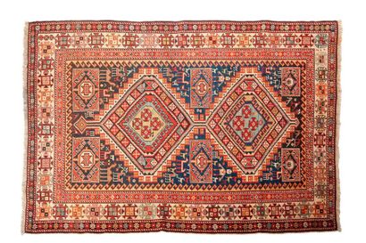 null Carpet CHIRVAN (Caucasus), late 19th century

Dimensions: 167 x 115cm.

Technical...