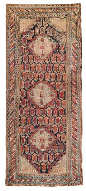 null 
Important tapis HILLA (Caucase), fin du 19e siècle




Dimensions : 345 x 155cm.




Caractéristiques...