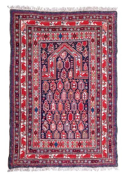 null Très beau tapis MARASALI (Caucase), fin du 19e siècle

Dimensions : 146 x 120cm.

Caractéristiques...