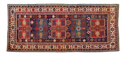 null Original tapis BAKOU (Caucase), fin du 19e siècle

Dimensions : 290 x 150cm.

Caractéristiques...