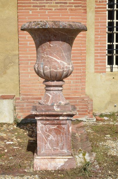 null Importante paire de vases Médicis sur piétement en marbre royal, rouge veiné...