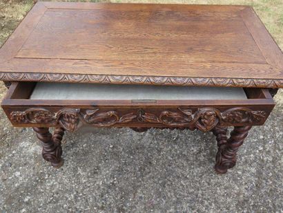 null Table bureau style Louis XIII en chêne, pieds torsadés et un tiroir en ceinture....