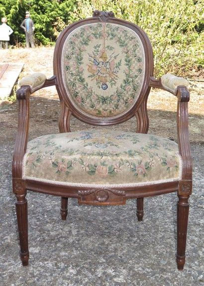 null Paire de fauteuils médaillon en tapisserie style louis XVI, réalisés au XIX...