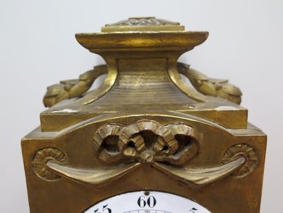 null Pendulette en bois dorée en bon état. Ht. 50 cm environ. Style Louis XVI, réalisée...
