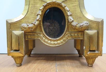 null Pendulette en bois dorée en bon état. Ht. 50 cm environ. Style Louis XVI, réalisée...