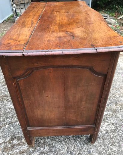 Lot retiré de la vente 
Walnut chest of drawers curved in front. Ep. Louis XV. Width...