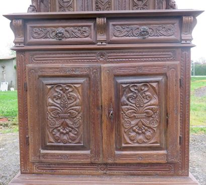 null Sideboard two doors two drawers with a richly carved shelf. In walnut, in perfect...