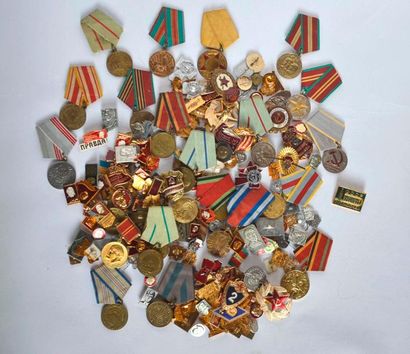 null Lot de 180 médailles et insignes URSS. Lénine, Staline, etc.