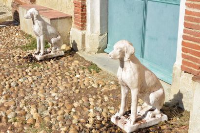 null Pair of hunting dogs, pointers, made of reconstituted stone. HT. 73cm Long....