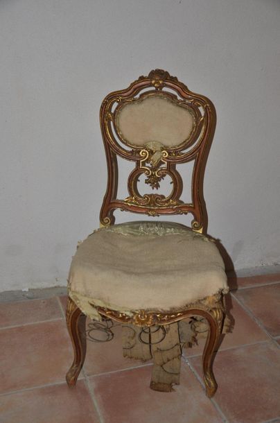 null Chaise en bois sculpté peint et doré. Napoléon III