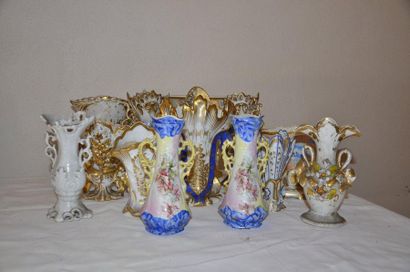 null Collection de 13 vases à décor floral polychrome et or, vers 1850
